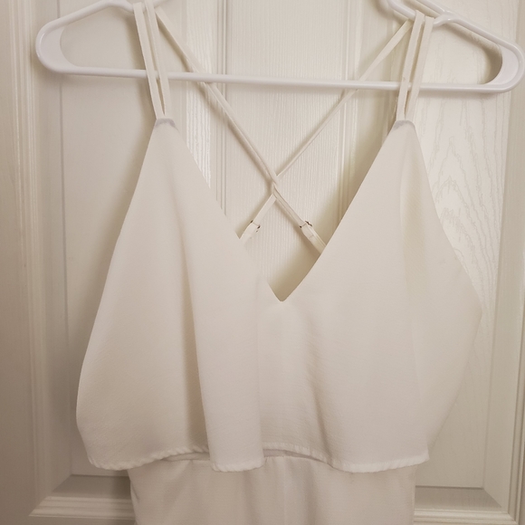 NWOT Vestique Cross Back Flowy Ruffle White Romper - Picture 3 of 7